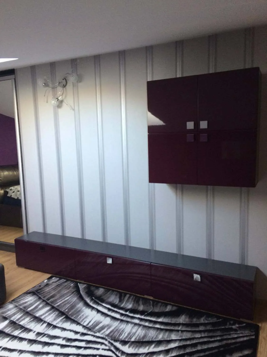 Living minimalist din MDF lucios cu comodă TV