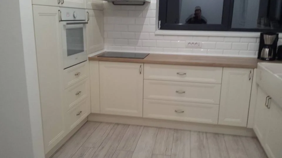 Bucătărie în U cu fronturi frezate G22