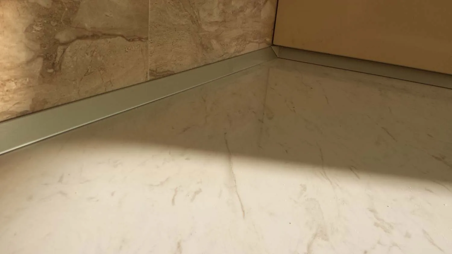 Bucătărie modernă în L cu profil Gola