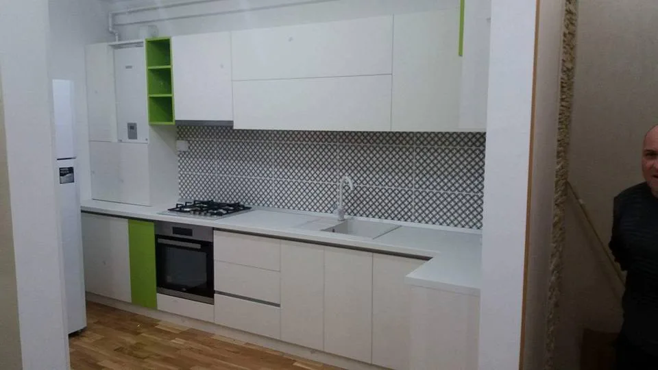 Bucătărie scandinavă fără mânere, cu profil Gola