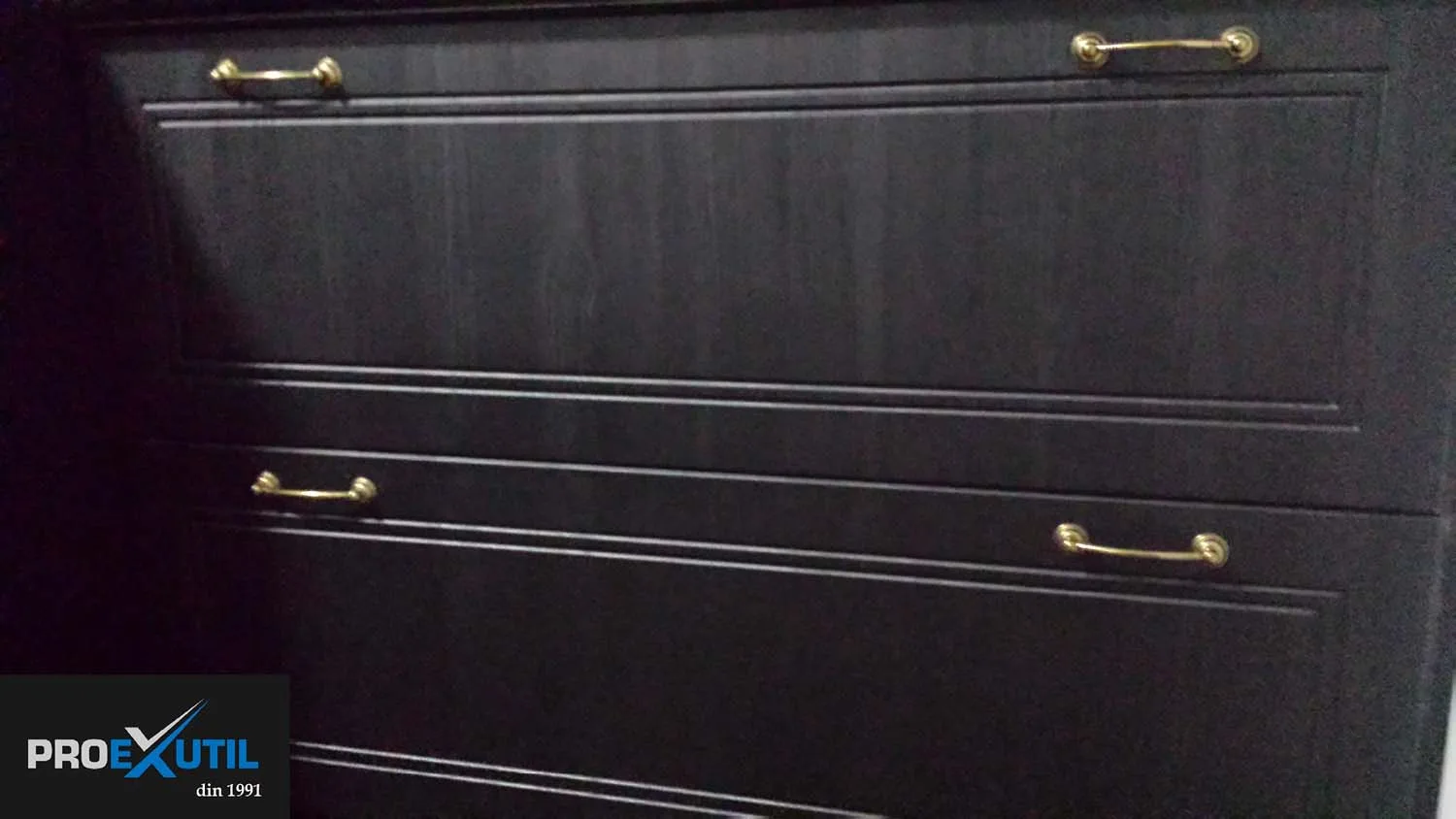 Bucătărie neagră cu fronturi clasice frezate