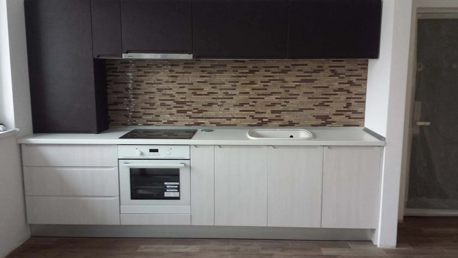 Bucătărie minimalistă cu mânere frezate în MDF