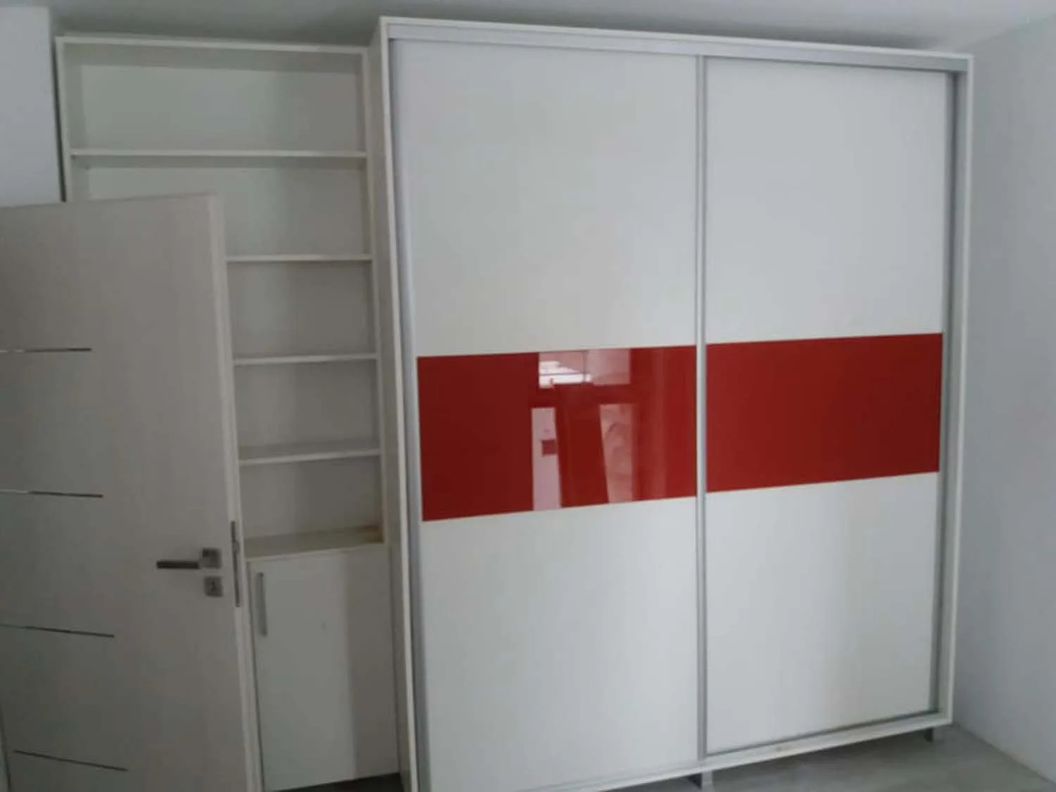 Dressing alb și roșu cu uși glisante