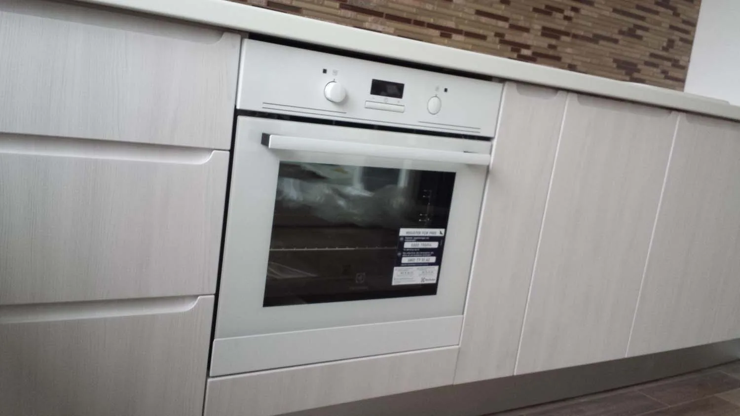 Bucătărie minimalistă cu mânere frezate în MDF