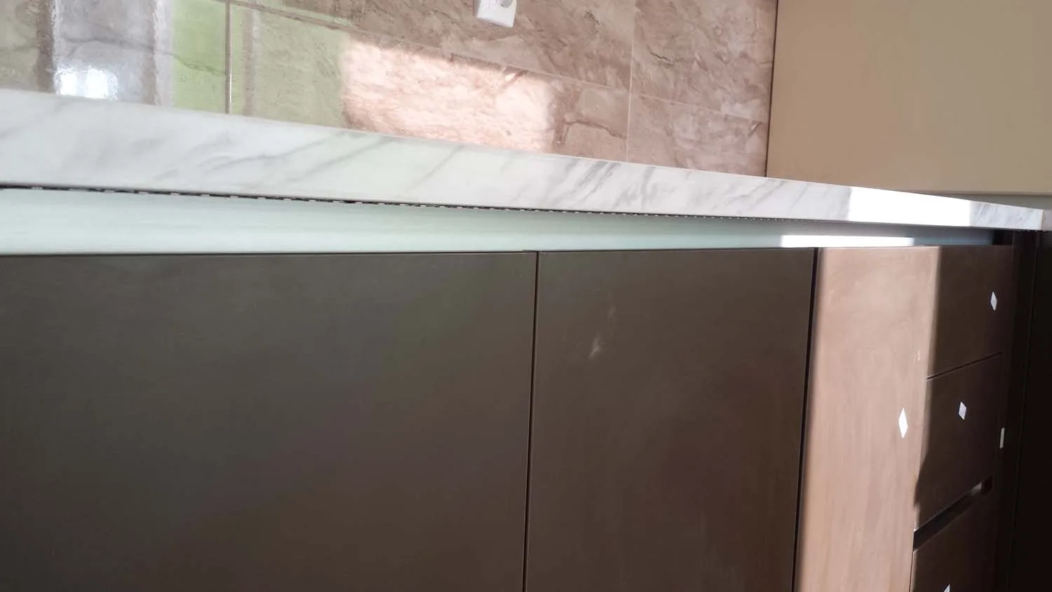 Bucătărie modernă în L cu profil Gola