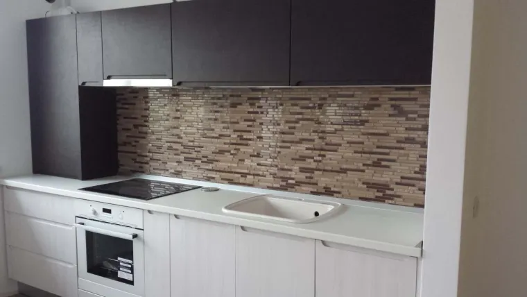 Bucătărie minimalistă cu mânere frezate în MDF