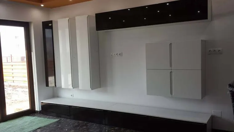 Living din MDF lucios cu mânere frezate