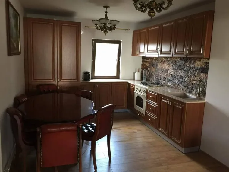 Bucătărie clasică din MDF în nuanță de cireș