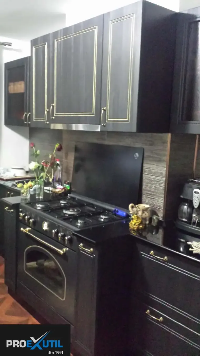 Bucătărie neagră cu fronturi clasice frezate